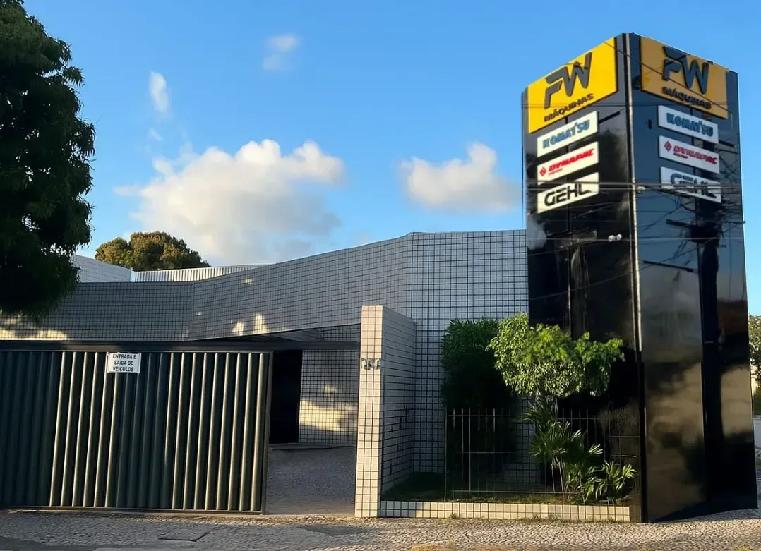 Fachada da matriz da FW Máquinas no Recife, com o totem das marcas Komatsu, Dynapac e Gehl.